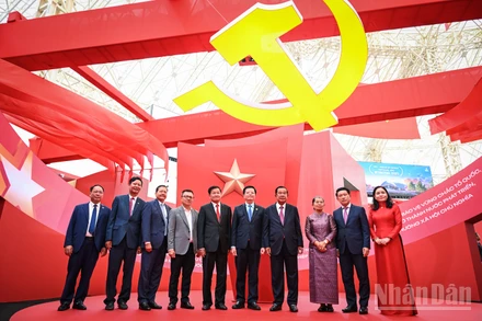 [Ảnh] Tổng Bí thư, Chủ tịch nước Lào Thongloun Sisoulith và Chủ tịch Đảng Nhân dân Campuchia, Chủ tịch Thượng viện Campuchia Hun Sen thăm Triển lãm 95 năm Cờ Đảng soi đường 