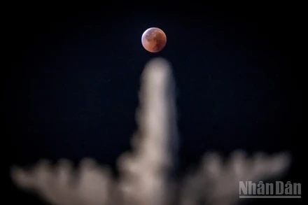 [Ảnh] Chiêm ngưỡng siêu "trăng máu" hiếm có giữa bầu trời Hà Nội