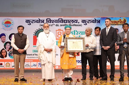 Nghệ sĩ Chu Bảo Quế nhận giải thưởng tại Liên hoan phim Quốc tế Haryana. (Ảnh: NVCC)