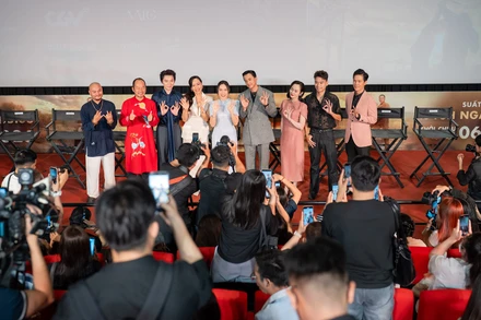 Đoàn làm phim ra mắt khán giả. (Ảnh: Nhà sản xuất cung cấp)