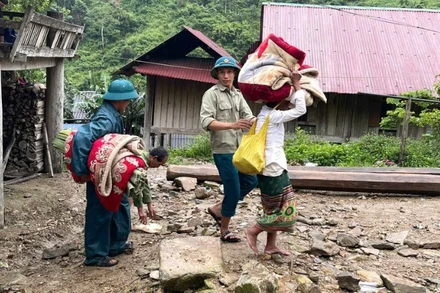 Chiều ngày 21/7, xã Nhôn Mai tổ chức di dời khẩn cấp 19 hộ dân bản Xói Voi, trước nguy cơ cao sạt lở núi Phà Mạt.