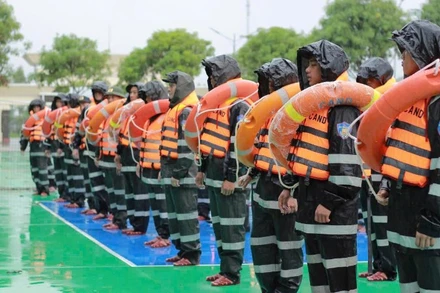 Cán bộ, chiến sĩ được trang bị đầy đủ thiết bị, phương tiện ứng trực tại các tỉnh Thanh Hóa, Nghệ An, Hà Tĩnh và Quảng Trị, sẵn sàng làm nhiệm vụ khi có yêu cầu.