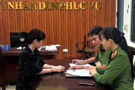 Công an làm việc với Ngô Thị Oanh. (Ảnh: Công an cung cấp)