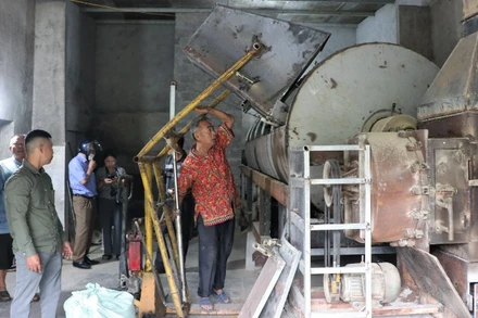 Mỗi mẻ lúa 1,5 tấn, cần 4 giờ đồng hồ để sấy.