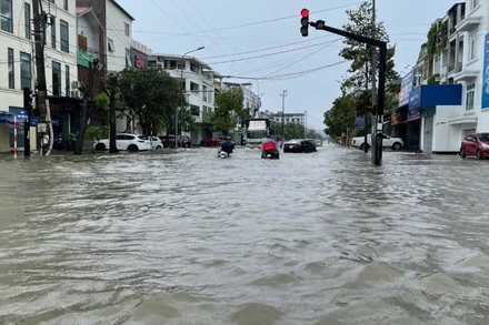 Tuyến đường Phạm Đình Toái ngập chìm trong biển nước.