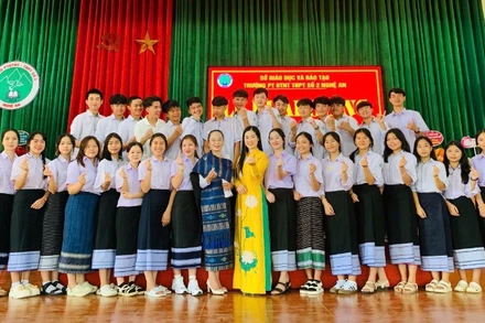 Lưu học sinh Lào khóa 1 tại Lễ khai giảng năm học mới tại Trường Trường phổ thông dân tộc nội trú trung học phổ thông số 2 Nghệ An.