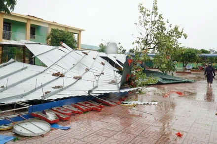 Nhiều trường học ở Nghệ An bị tốc mái trong cơn bão số 5 vừa qua.