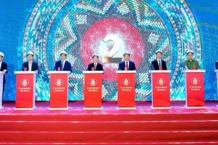 Phó Thủ tướng Chính phủ Hồ Đức Phớc và lãnh đạo tỉnh Nghệ An, đại diện các sở, ngành, đơn vị bấm nút khởi công Trường phổ thông nội trú liên cấp tiểu học và trung học cơ sở Thông Thụ.