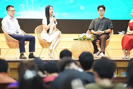 Khách mời đưa ra nhiều lời khuyên bổ ích về quản lý tài chính cá nhân cho các bạn trẻ.