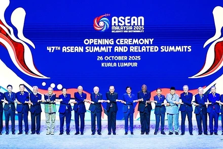 Các nhà lãnh đạo chụp ảnh chung tại Lễ khai mạc Hội nghị Cấp cao ASEAN lần thứ 47. Ảnh: TTXVN