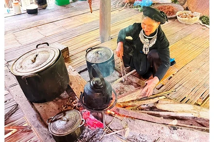 Bà Vàng Thị Sỏng trong căn bếp của người La Chí.