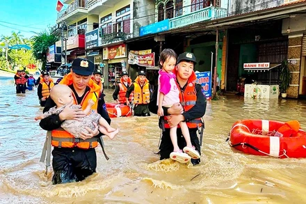 Cán bộ, chiến sĩ Công an Lạng Sơn di tản các em nhỏ. Ảnh: QUỐC ĐẠT