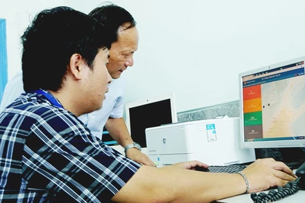 Theo dõi tàu đánh bắt hải sản tại Chi cục Hải sản tỉnh Gia Lai. Ảnh: NAM NGUYỄN