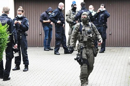 Cảnh sát Đức trong một chiến dịch triệt phá tội phạm rửa tiền. Ảnh: DPA