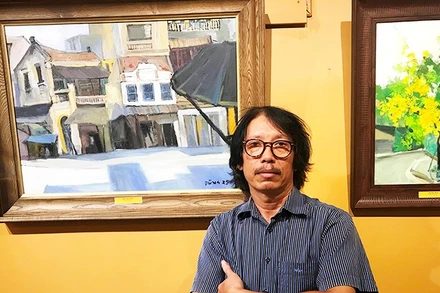 Họa sĩ Bùi Lê Dũng bên tác phẩm của mình.