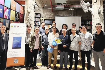 KTS Vũ Hiệp cùng các đồng nghiệp trong cuộc ra mắt sách.