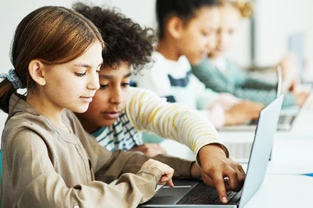 Giáo dục số giúp tăng tỷ lệ xóa mù chữ tại những nước nghèo. Ảnh: SHUTTERSTOCK