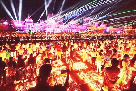 Ánh sáng tràn ngập khắp không gian lễ hội. Ảnh: GETTY IMAGES