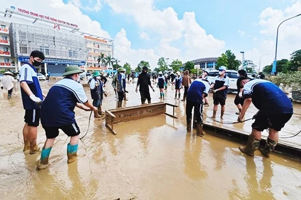 Học sinh Trường THPT Chuyên Bắc Kạn giúp dọn dẹp, vệ sinh môi trường tại Trường THPT Chuyên Thái Nguyên.