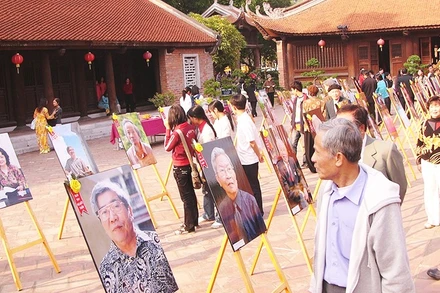 Một triển lãm ảnh tôn vinh các văn nghệ sĩ, trí thức uy tín, tích cực sáng tạo đóng góp cho nghề nghiệp và xã hội. Ảnh: QUANG HƯNG