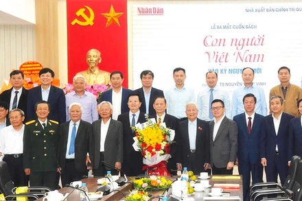 PGS, TS Nguyễn Hồng Vinh (cầm hoa) cùng các đại biểu, đồng nghiệp chụp ảnh lưu niệm trong lễ ra mắt sách.