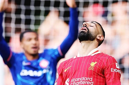 Mohamed Salah (phải) sa sút phong độ dẫn đến những trận thua liên tiếp của Liverpool.