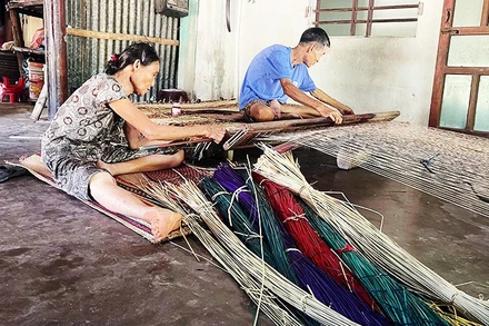 Dẫu tiêu thụ khó khăn nhưng dân làng chiếu Bàn Thạch vẫn quyết tâm giữ nghề.