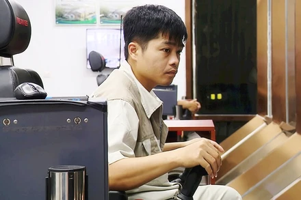 Với quy trình khép kín, công nhân sử dụng robot để xử lý rác.