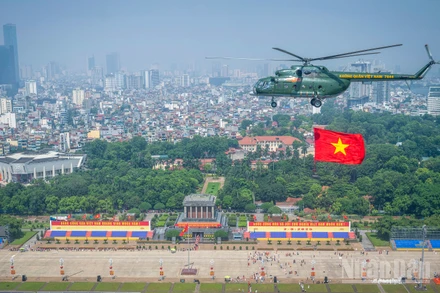 Biên đội trực thăng bay ngang qua Quảng trường Ba Đình sáng 24/8.