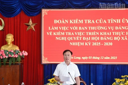 Đồng chí Huỳnh Hữu Trí, Ủy viên Ban Thường vụ Tỉnh ủy, Chủ nhiệm Ủy ban Kiểm tra Tỉnh ủy Cà Mau, Trưởng Đoàn công tác số 40 của Tỉnh ủy Cà Mau phát biểu ý kiến tại buổi làm việc với Đảng ủy xã Phước Long.