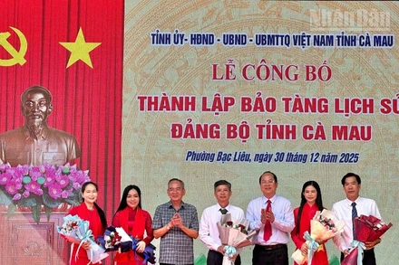Các đồng chí lãnh đạo tỉnh Cà Mau tại Lễ công bố thành lập Bảo tàng Lịch sử Đảng bộ tỉnh. (Ảnh: TRỌNG DUY)