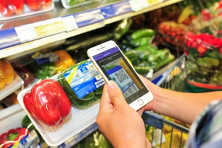 Người tiêu dùng quét mã kiểm thông tin, nguồn gốc hàng hóa bằng mã QR tại siêu thị ở Hà Nội. (Ảnh: HÀ THU)