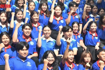 [Video] Hơn 23.000 sinh viên tình nguyện “Tiếp sức mùa thi” năm 2025