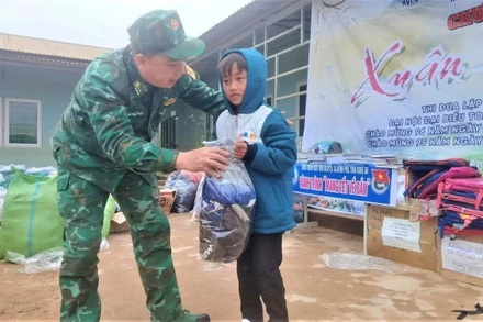 Trao tặng áo ấm cho học sinh Trường tiểu học Tri Lễ 2 (điểm bản Huồi Mới). (Ảnh: LÊ THẠCH)