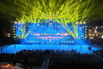 Chương trình nghệ thuật countdown “Nghệ An chào 2026-Hào khí sông Lam” được thiết kế theo tinh thần trẻ trung, hiện đại, kết hợp âm nhạc, ánh sáng và trình chiếu hình ảnh về quá trình phát triển của địa phương. (Ảnh: Vinwonders Cửa Hội)