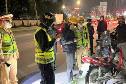 Tổ công tác 373 Công an tỉnh Nghệ An tuần tra, kiểm soát. (Ảnh: CÔNG AN NGHỆ AN)