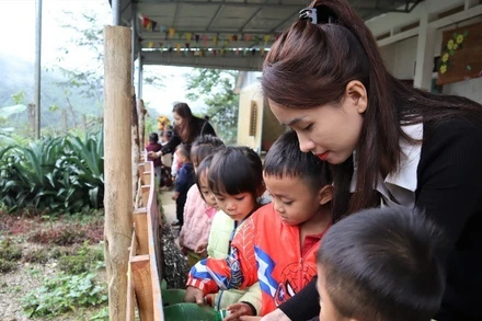 Cô và trò tại Điểm trường Xốp Cháo (Trường mầm non Lượng Minh), xã Lượng Minh, tỉnh Nghệ An.