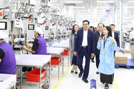 Chủ tịch Ủy ban nhân dân tỉnh Nghệ An Võ Trọng Hải tham quan dây chuyền sản xuất tại Công ty trách nhiệm hữu hạn công nghệ chính xác Luxcase (Việt Nam), một trong 6 pháp nhân của Tập đoàn Luxshare đầu tư tại Khu công nghiệp VSIP.