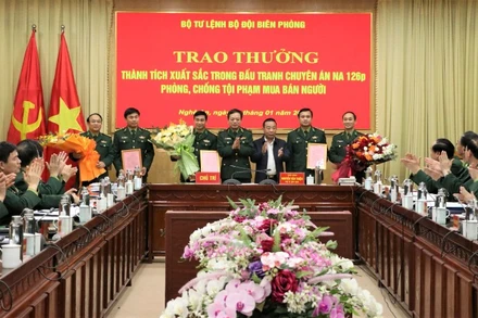 Thiếu tướng Nguyễn Văn Thiện, Phó Tư lệnh Bộ đội Biên phòng trao thưởng Ban chuyên án và lực lượng tham gia đấu tranh Chuyên án NA126p.