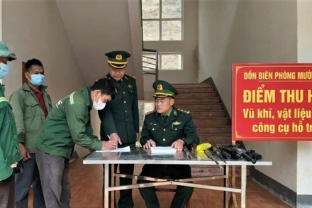 Người dân tự nguyện giao nộp vũ khí tự chế, vật liệu nổ cho Đồn Biên phòng Mường Ải. (Ảnh: HẢI THƯỢNG)