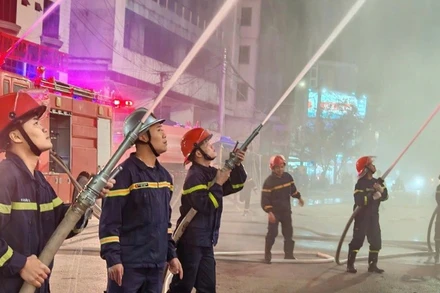 Cảnh sát phòng cháy, chữa cháy và cứu nạn, cứu hộ, Công an tỉnh Nghệ An thực tập phương án chữa cháy tại chợ Vinh. (Ảnh: CÔNG AN NGHỆ AN)