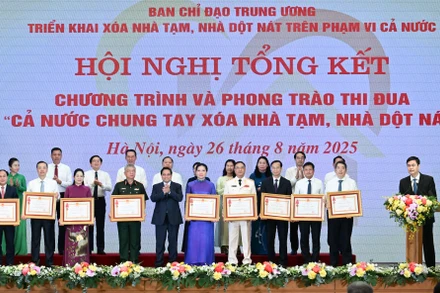 Thủ tướng Phạm Minh Chính trao Huân chương Lao động hạng Ba cho các tập thể có thành tích xuất sắc thực hiện Chương trình và Phong trào thi đua "Cả nước chung tay xóa nhà tạm, nhà dột nát trong năm 2025".
