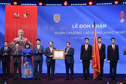 Thủ tướng Phạm Minh Chính trao Huân chương Lao động hạng Nhất tặng Bộ Tư pháp.