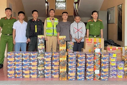 Đối tượng Nguyễn Văn Lâm (thứ 2, từ phải qua) và tang vật bị bắt giữ. (Ảnh: Công an Nghệ An)