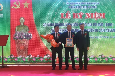 Lãnh đạo Vườn quốc gia Pù Mát đón nhận danh hiệu Vườn di sản ASEAN.