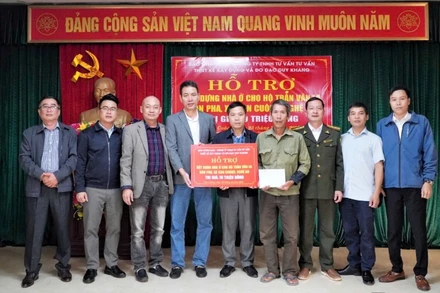 Đoàn trao kinh phí hỗ trợ xây dựng nhà ở cho gia đình ông Trần Văn La ở bản Pha, xã Con Cuông.