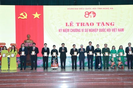 Ủy ban Thường vụ Quốc hội tặng Kỷ niệm chương “Vì sự nghiệp Quốc hội Việt Nam” cho 15 cá nhân; Chủ tịch Ủy ban nhân dân tỉnh Nghệ An tặng Bằng khen cho 11 tập thể và 29 cá nhân có nhiều đóng góp trong hoạt động của Đoàn đại biểu Quốc hội tỉnh.