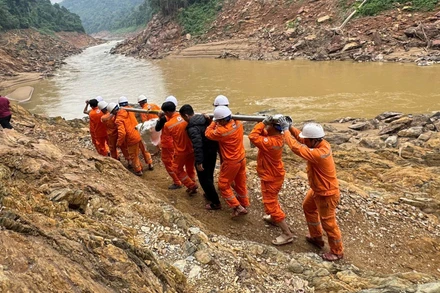 Công nhân vận chuyển máy móc, thiết bị vượt ghềnh đá để xuống thuyền, sau đó vượt qua quãng sông dài với nhiều đoạn thác nguy hiểm để đến được bản.