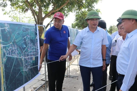 Lãnh đạo xã Hưng Nguyên báo cáo về công tác giải phóng mặt bằng dự án đường sắt tốc độ cao trục bắc-nam.