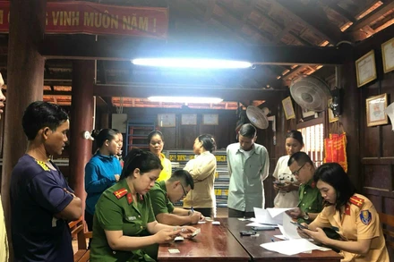 Không quản ngày đêm, cán bộ Công an xã Pờ Y tích cực hỗ trợ người dân làm VNeID.